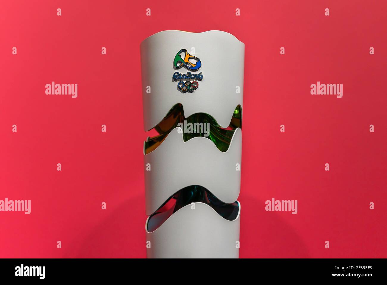 tokyo, giappone - 2 marzo 2021: Primo piano sulla torcia ufficiale utilizzata durante il relè della torcia delle Olimpiadi estive di Rio del 2016 esposte nell'olym giapponese Foto Stock