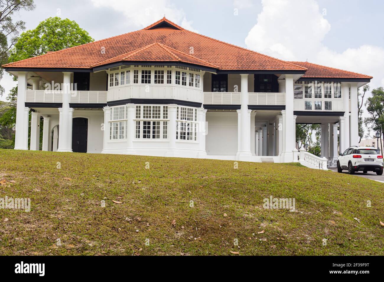 Bungalow in bianco e nero dal design architettonico ai Giardini Botanici di Singapore Foto Stock