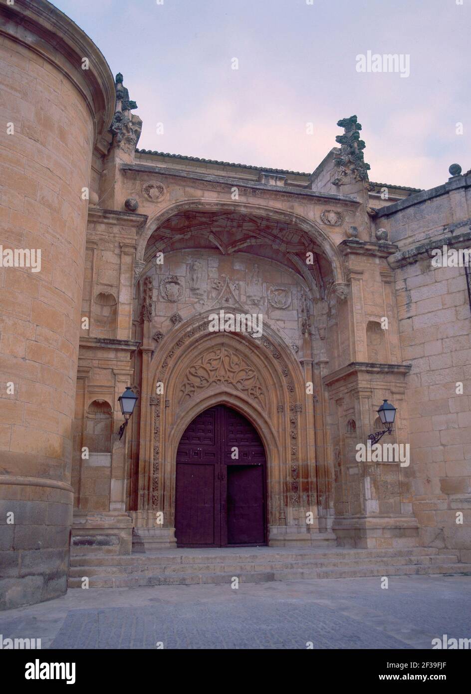 PORTADA MERIDIONAL LLAMADA DE LA RESURRECCION O DE LA PASCUA - S XVI - MEZCLA gotico-RENACENTISTA. Autore: CISNIEGA J / CALDERON J. Posizione: Iglesia de Santa Maria Magdalena. Torrelaguna. MADRID. Spagna. Foto Stock