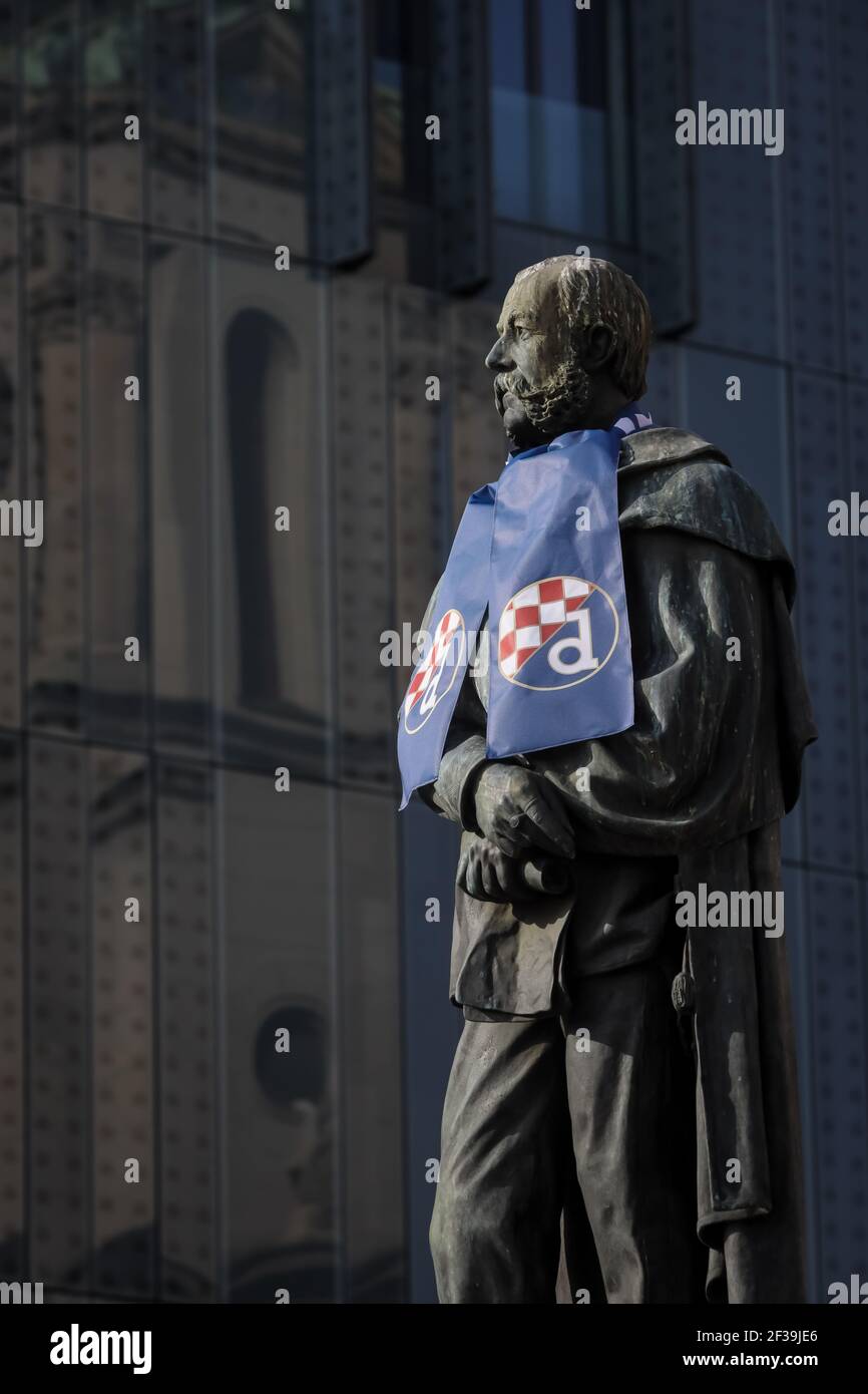 Il monumento del poeta croato Petar Preradovic sulla piazza dei fiori è stato coperto con la sciarpa Dinamo, prima della partita di calcio tra Dinamo e Krasnodar. Foto Stock