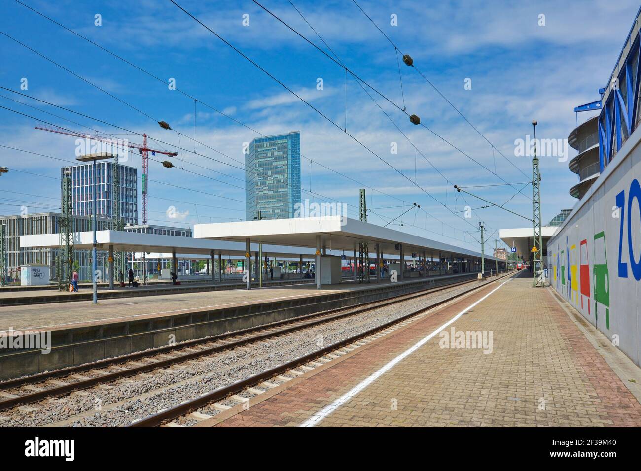 Mannheim, Germania - Agosto 2019: Piste e piattaforme della stazione ferroviaria principale di Mannheim in giornata di sole con cielo blu Foto Stock