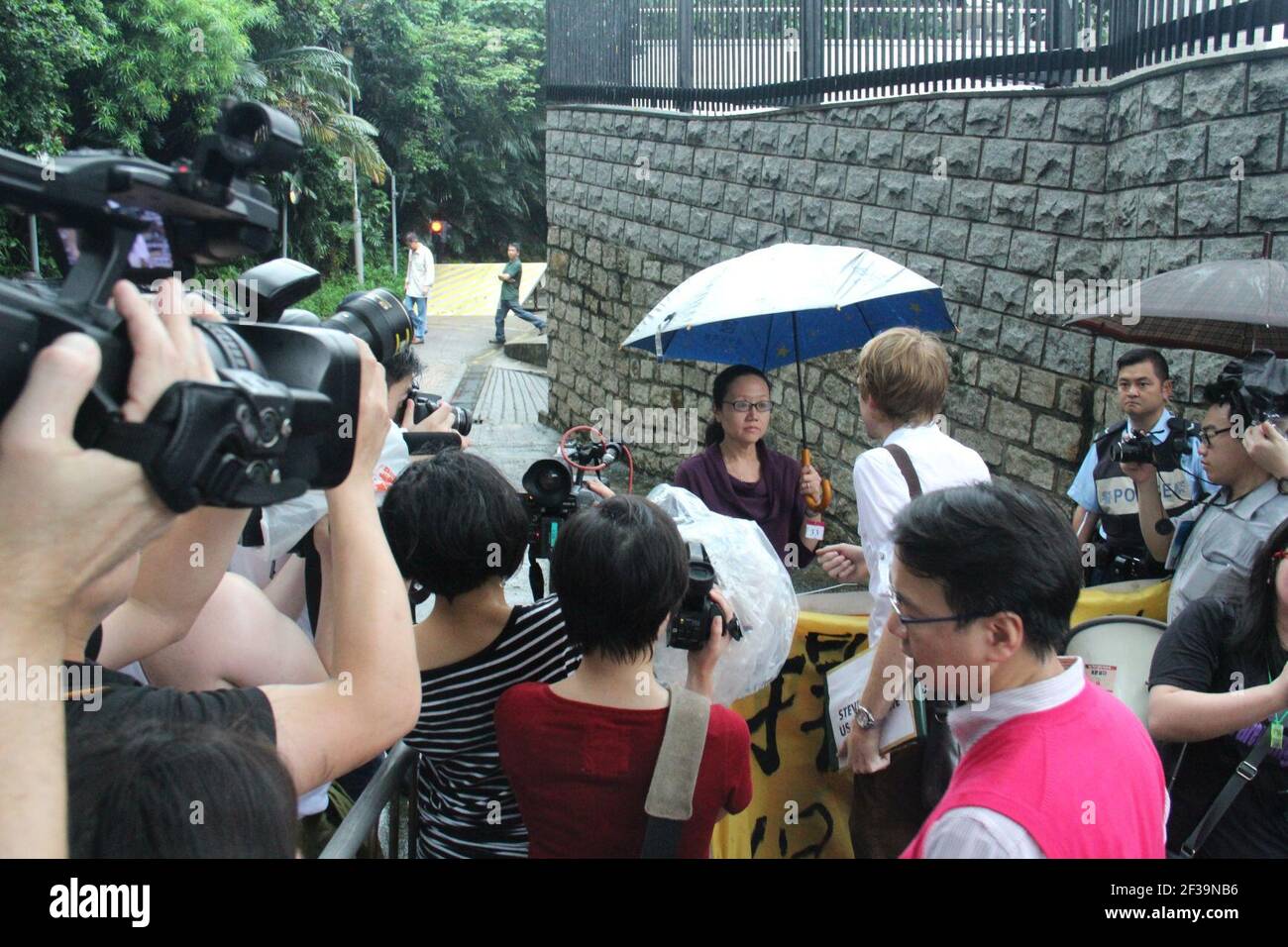 I manifestanti si radunano a Hong Kong per sostenere Edward Snowden 06. Foto Stock