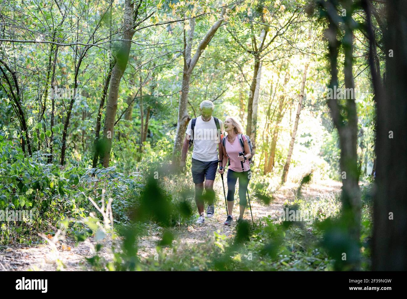 Sorridente coppia matura escursioni insieme nella foresta Foto Stock