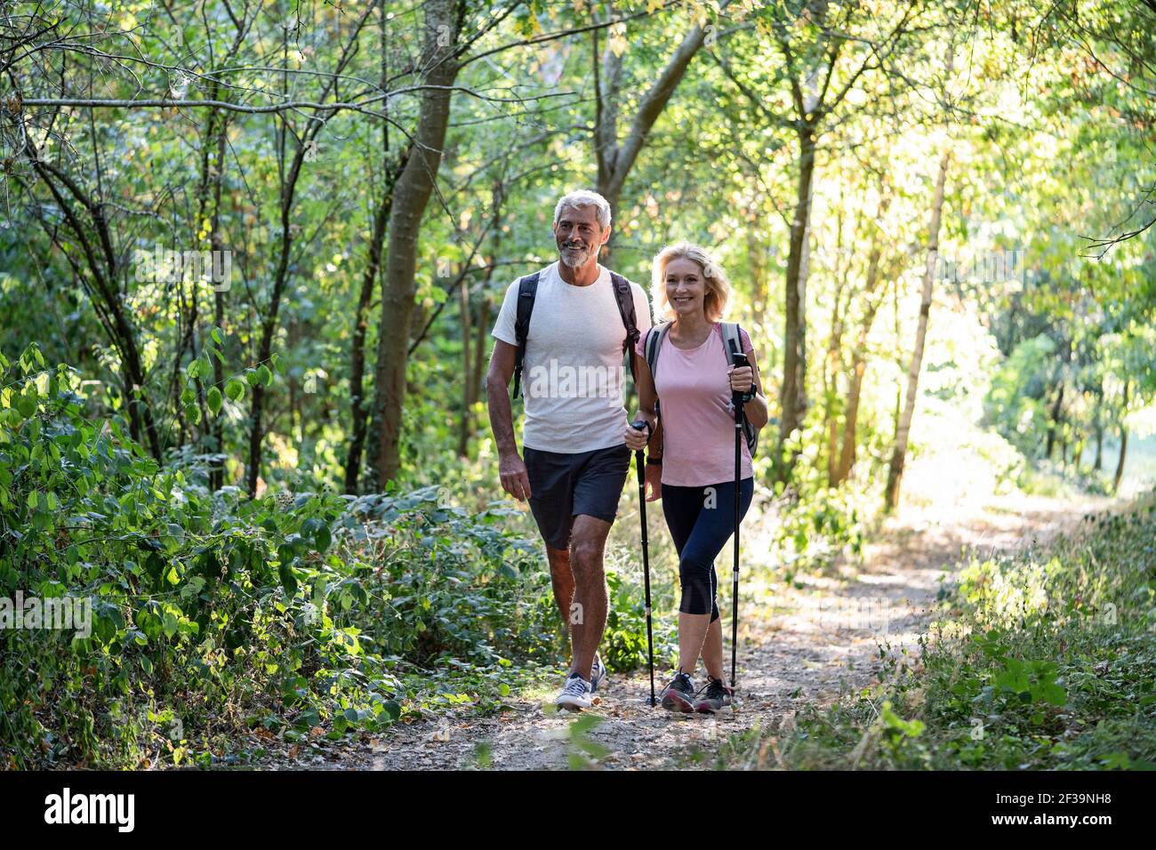 Sorridente coppia matura escursioni insieme nella foresta Foto Stock
