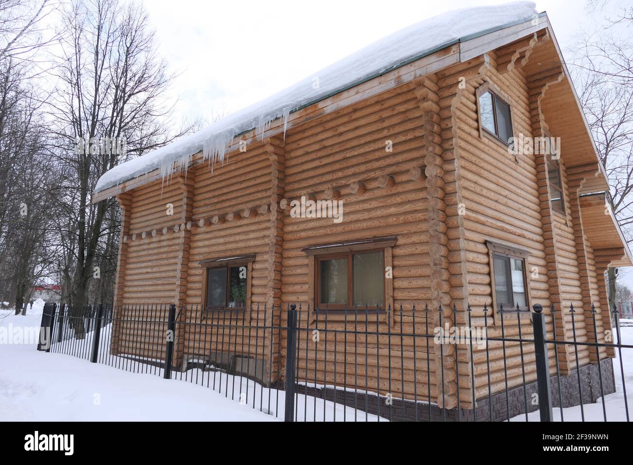 Recinzione da neve sul tetto immagini e fotografie stock ad alta  risoluzione - Alamy