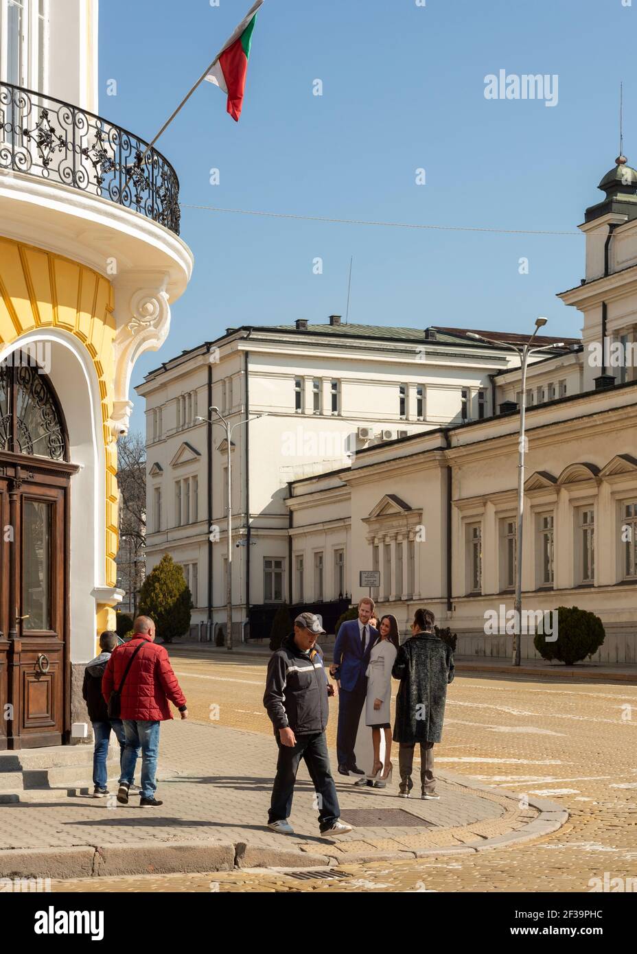 Il principe Harry e Meghan Markle intagliature di cartone e la gente intorno a Sofia, Bulgaria a marzo 2021 Foto Stock
