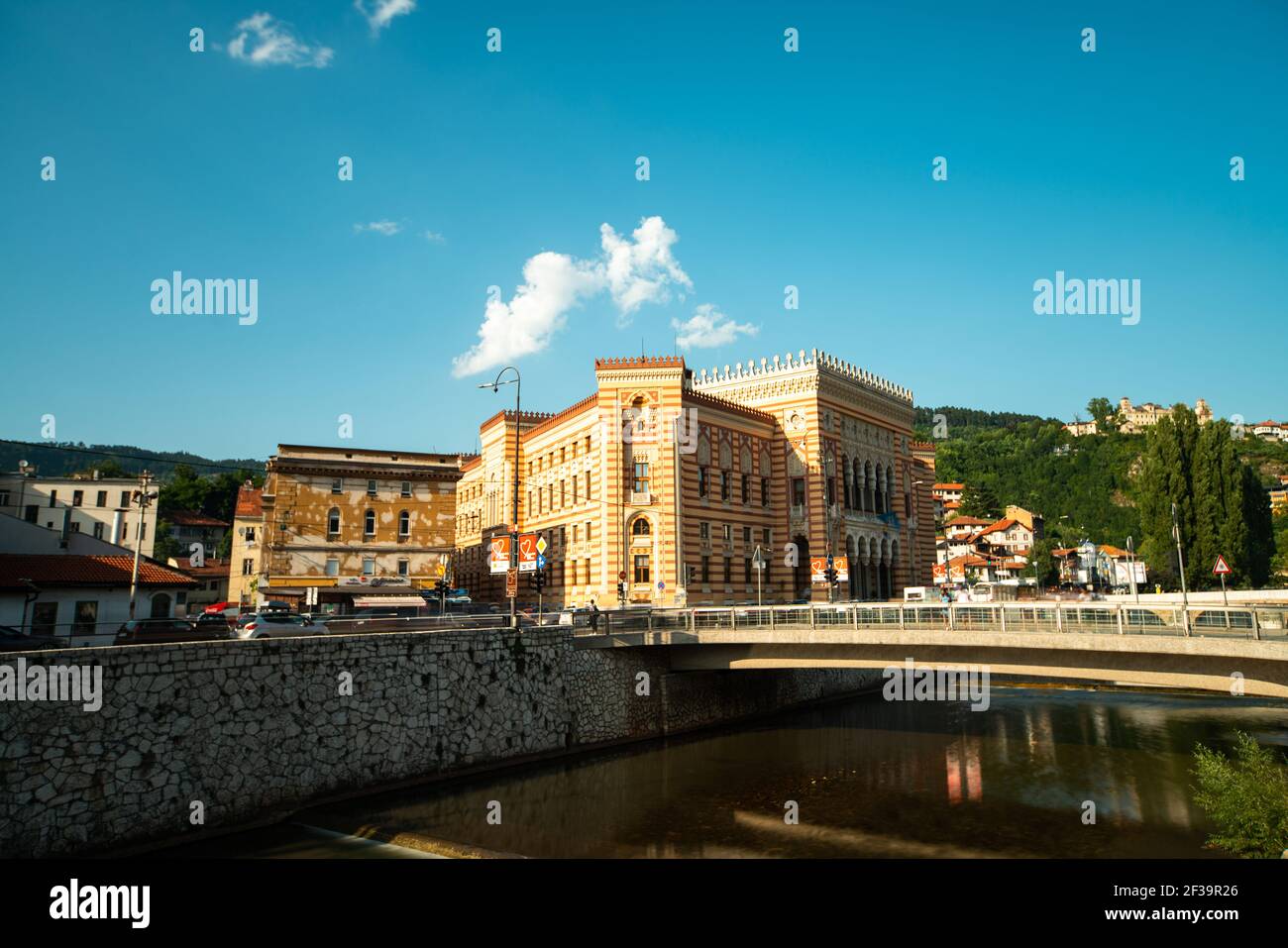 Vista esterna del municipio di Sarajevo e ponte contro il cielo Foto Stock