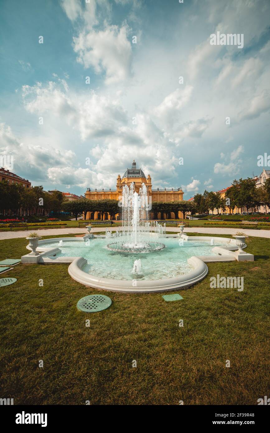 Vista della fontana d'acqua con Padiglione d'Arte a Zagabria sullo sfondo Foto Stock