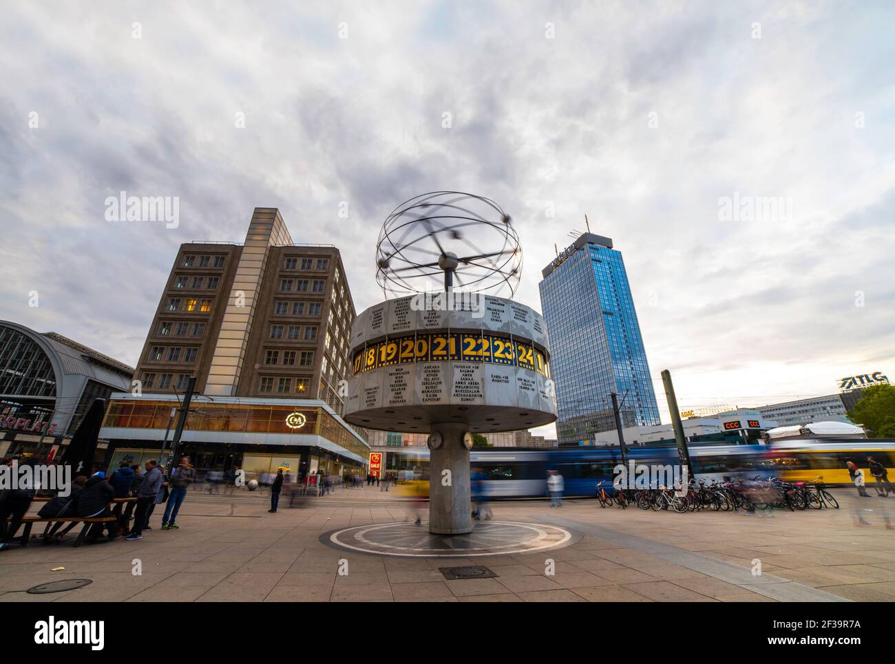 Vista ad angolo basso dell'Orologio Mondiale in Alexanderplatz, Berlino Foto Stock