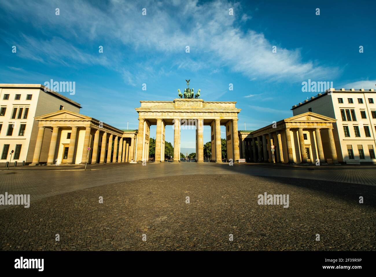 Vista ad angolo basso della porta di Brandeburgo contro il cielo, Berlino Foto Stock