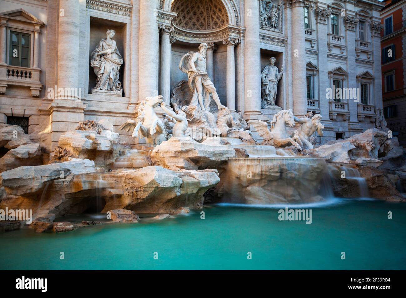Vista sulla Fontana di Trevi in Piazza di Trevi, Roma Foto Stock