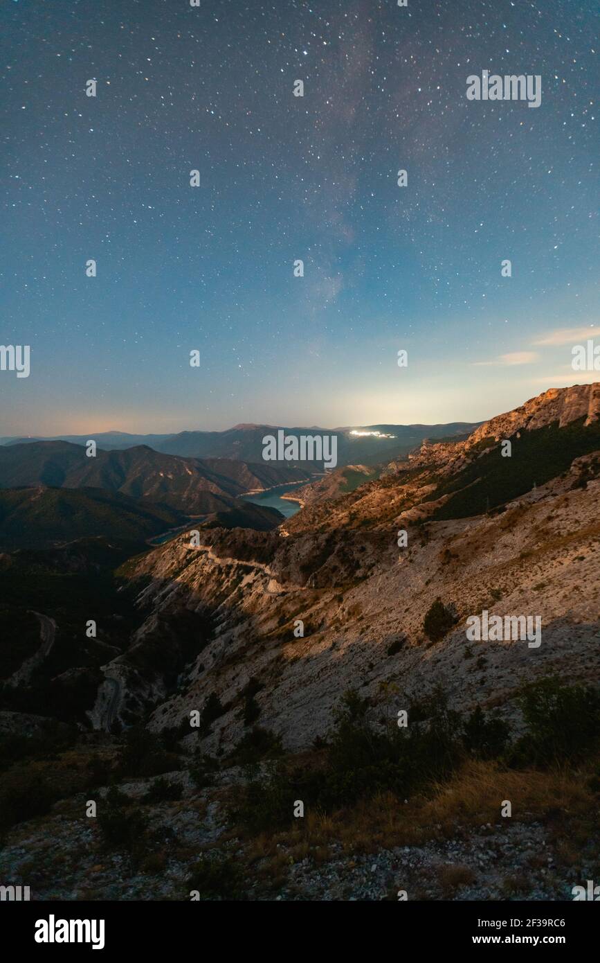 Vista panoramica del lago Kozjak e della catena montuosa di notte Foto Stock