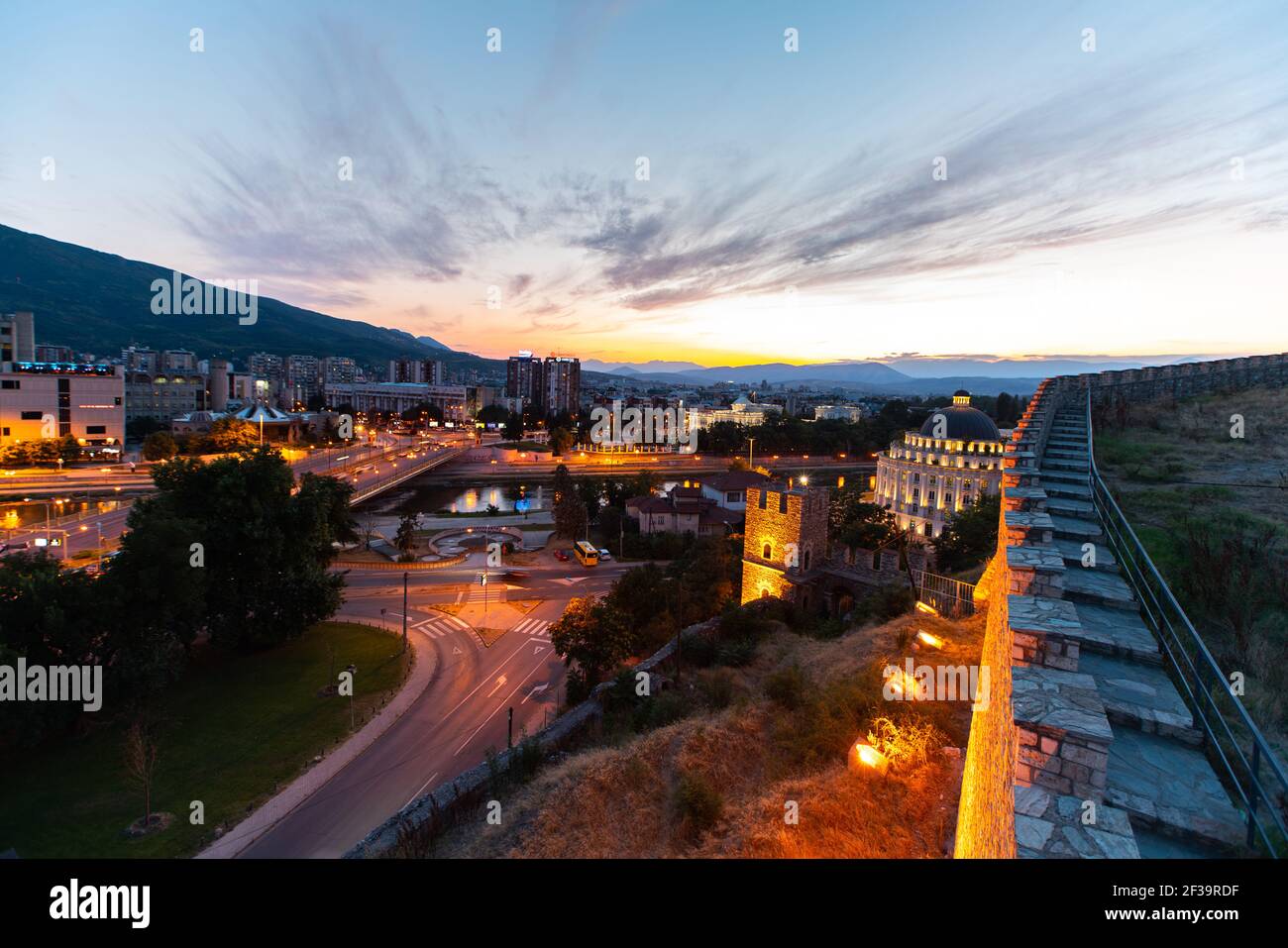 Vista della Fortezza di Skopje e del paesaggio urbano al tramonto, Macedonia settentrionale Foto Stock