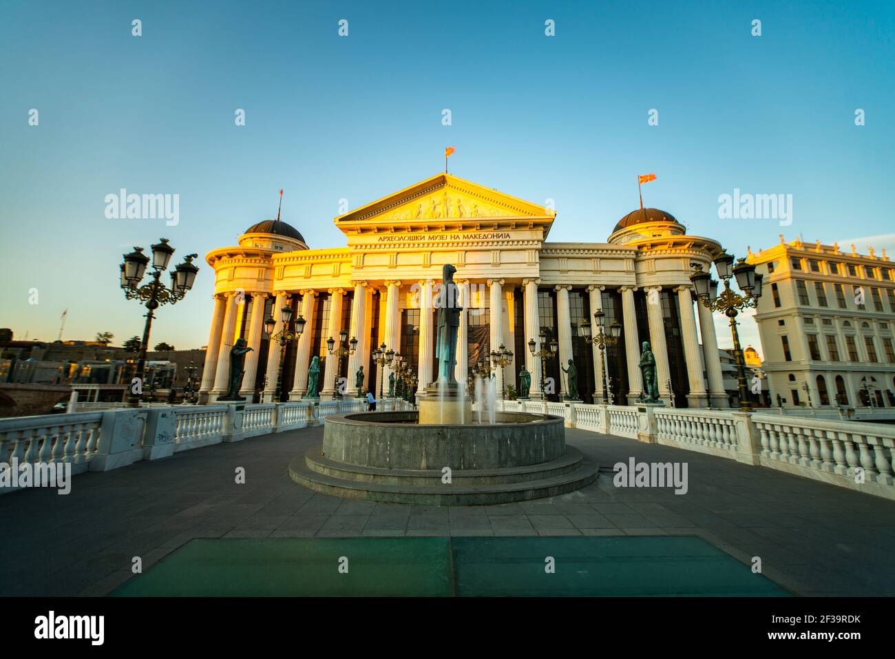 Esterno del Museo Archeologico di Macedonia contro il cielo, Skopje città Foto Stock