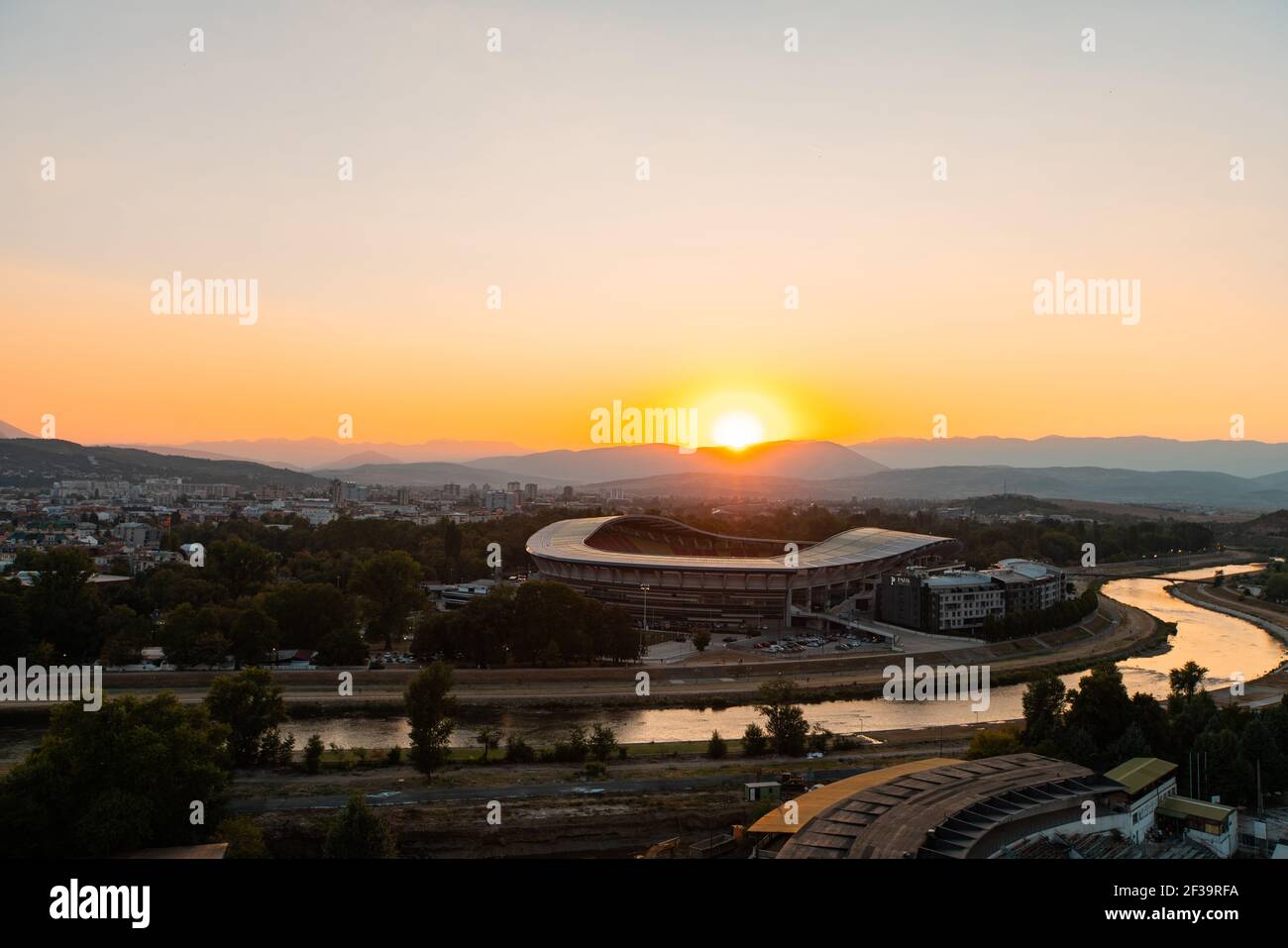 Vista della Tose Proeski Arena sul fiume Vardar al tramonto Foto Stock
