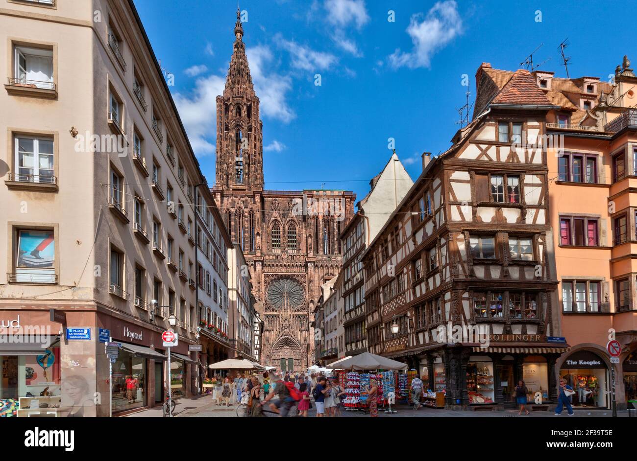 Strasburgo (Francia nord-orientale): Panoramica della cattedrale e delle case tradizionali in rue Merciere, nel centro della città. Cattedrale di Strasburgo, Foto Stock