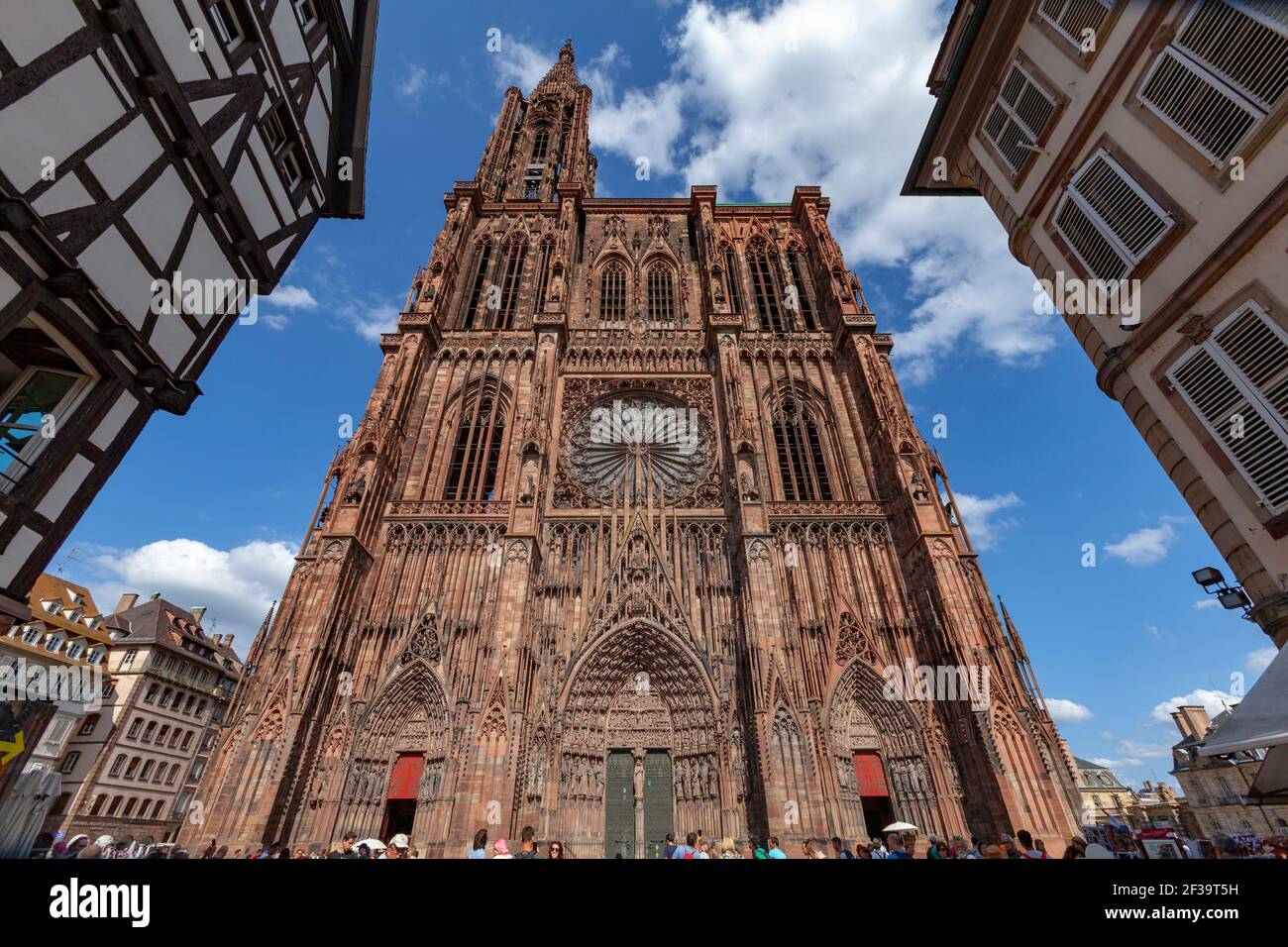 Strasburgo (Francia nord-orientale): Panoramica della cattedrale e delle case tradizionali in rue Merciere, nel centro della città. Cattedrale di Strasburgo, Foto Stock