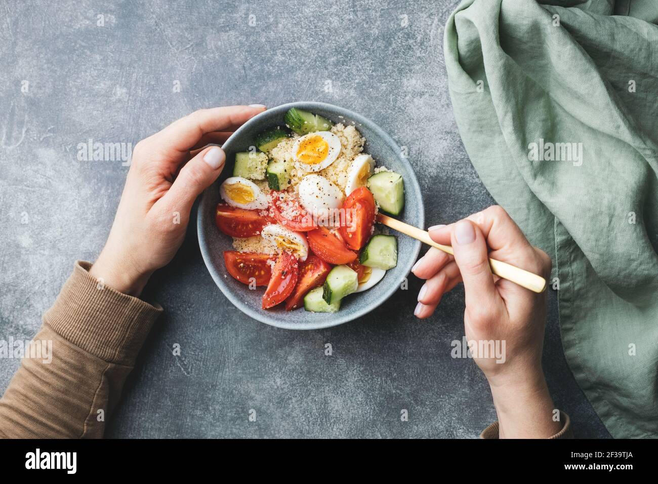 Insalata di cous cous con cetrioli, pomodori ciliegini e uova di quaglia. Foto Stock
