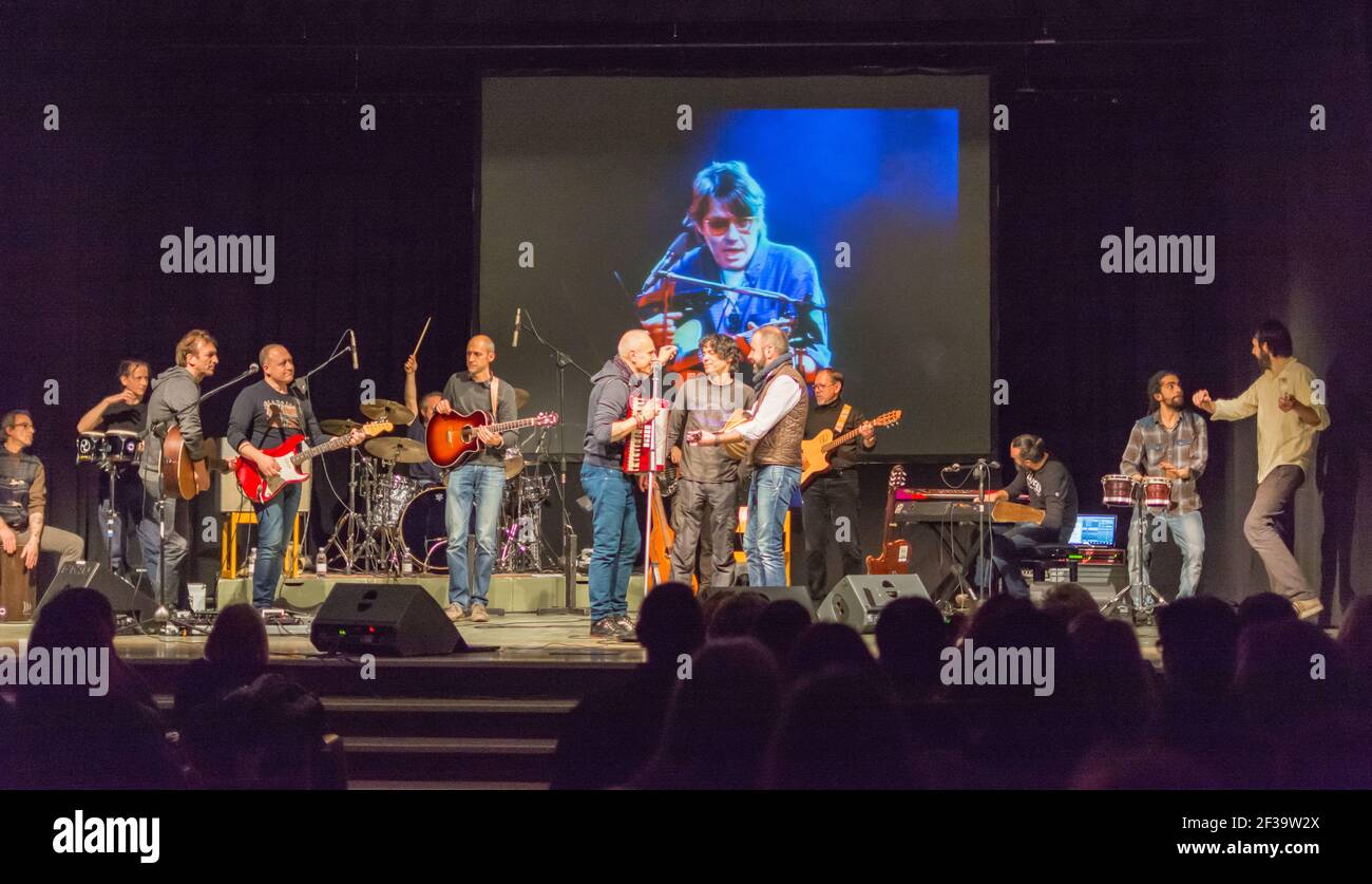 Esecuzione di un gruppo musicale sul palco che canta la canzone di Fabrizio DeAndrè a Bolzano, nel nord Italia Foto Stock