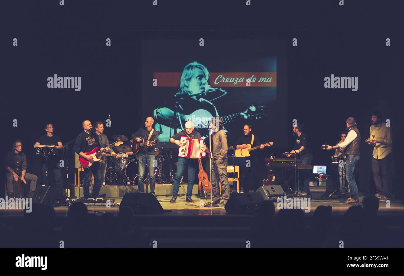 Esecuzione di un gruppo musicale sul palco che canta la canzone di Fabrizio DeAndrè a Bolzano, nel nord Italia Foto Stock