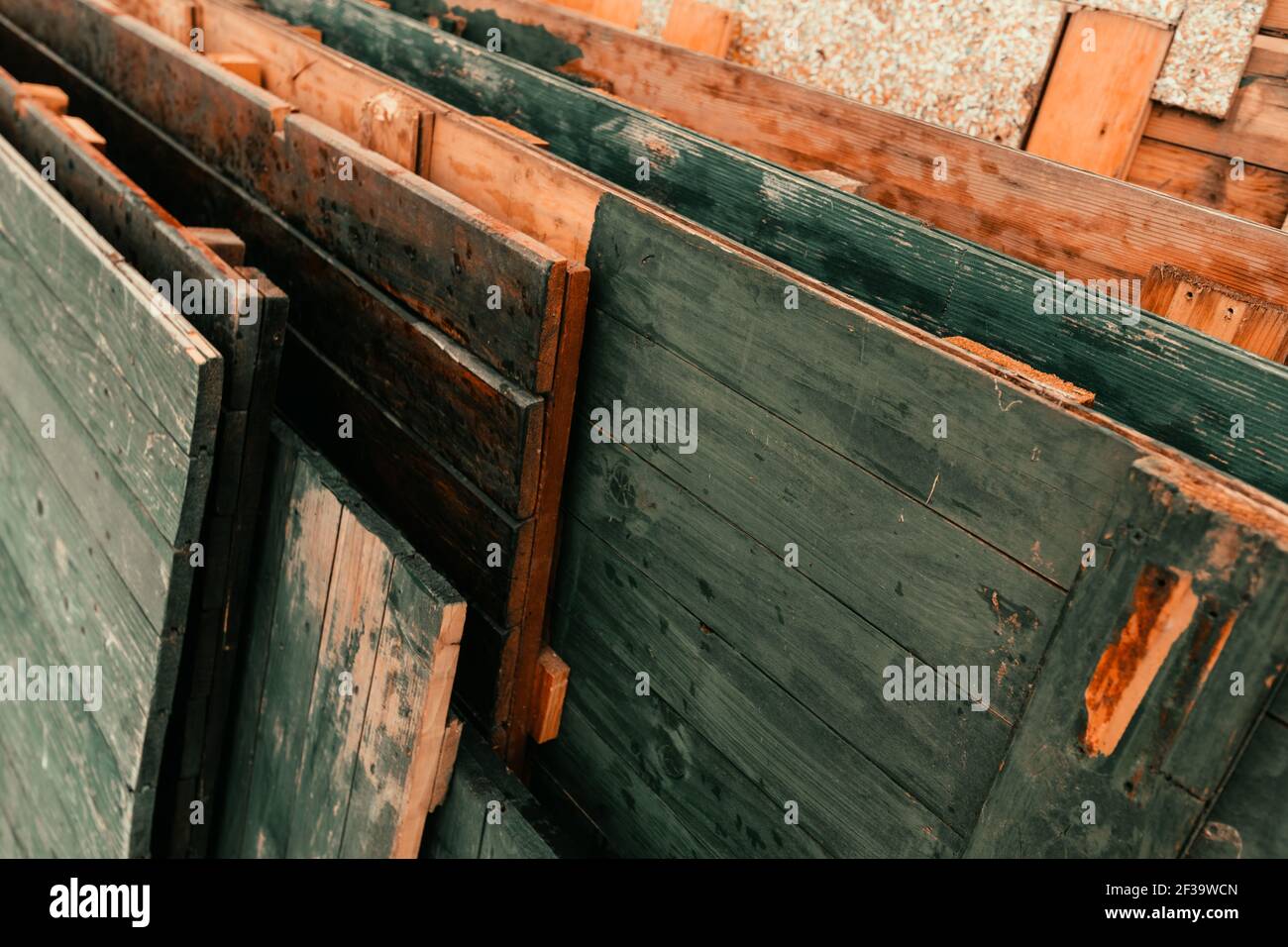 Pannelli laterali usurati impilati, fuoco selettivo Foto Stock
