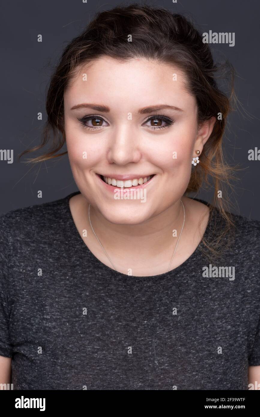 Giovane ragazza sorridente Foto Stock