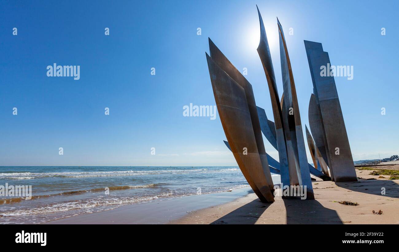 Scultura 'i Braves', dello scultore Anilore Banon, eretto su Omaha Beach per onorare i soldati americani uccisi durante l'invasione di Norman Foto Stock