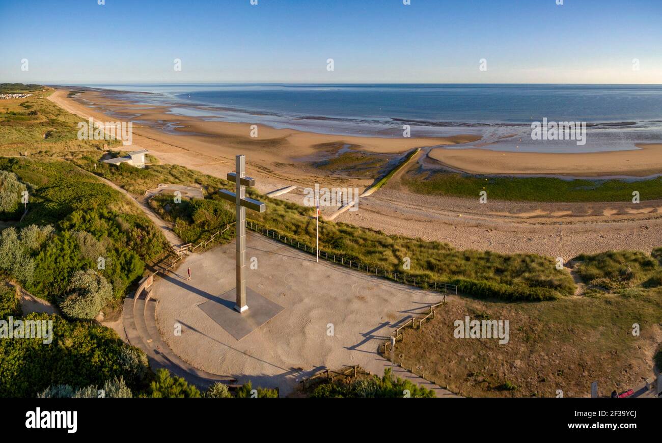 Croce di Lorena sulla spiaggia di Juno tra le città di Graye-sur-Mer e Courseulles-sur-Mer (Normandia, Francia settentrionale). Il monumento segna il punto wh Foto Stock