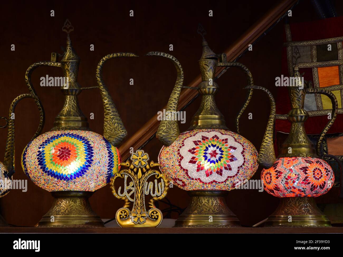 Vasi d'acqua in rame colorato splendidamente decorati. Turchia Foto Stock