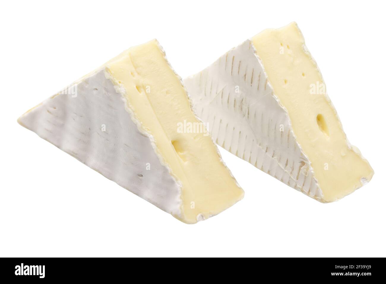 Camembert o brie formaggio isolato su sfondo bianco. Formaggio morbido coperto da muffa bianca commestibile vista dall'alto. Tracciato di ritaglio. Foto Stock