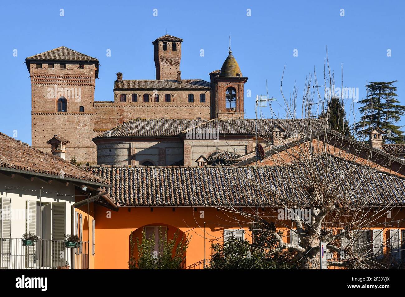 Vista sul tetto del castello medievale di Grinzane Cavour, una fortificazione iscritta nella lista del Patrimonio Mondiale dell'UNESCO, provincia di Cuneo, Piemonte, Italia Foto Stock