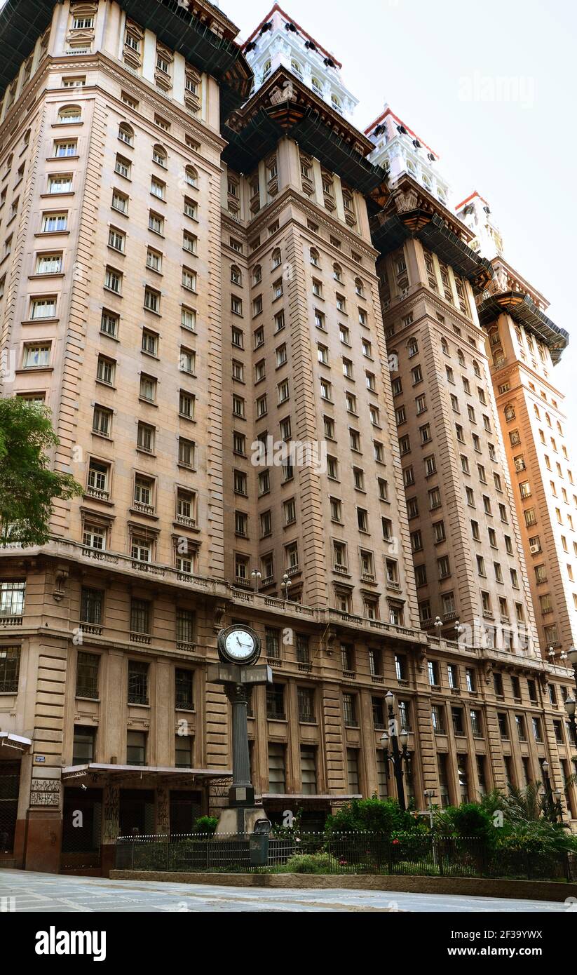 Vista esterna dell'edificio Martinelli di San Paolo, Brasile, e un orologio sulla strada Foto Stock