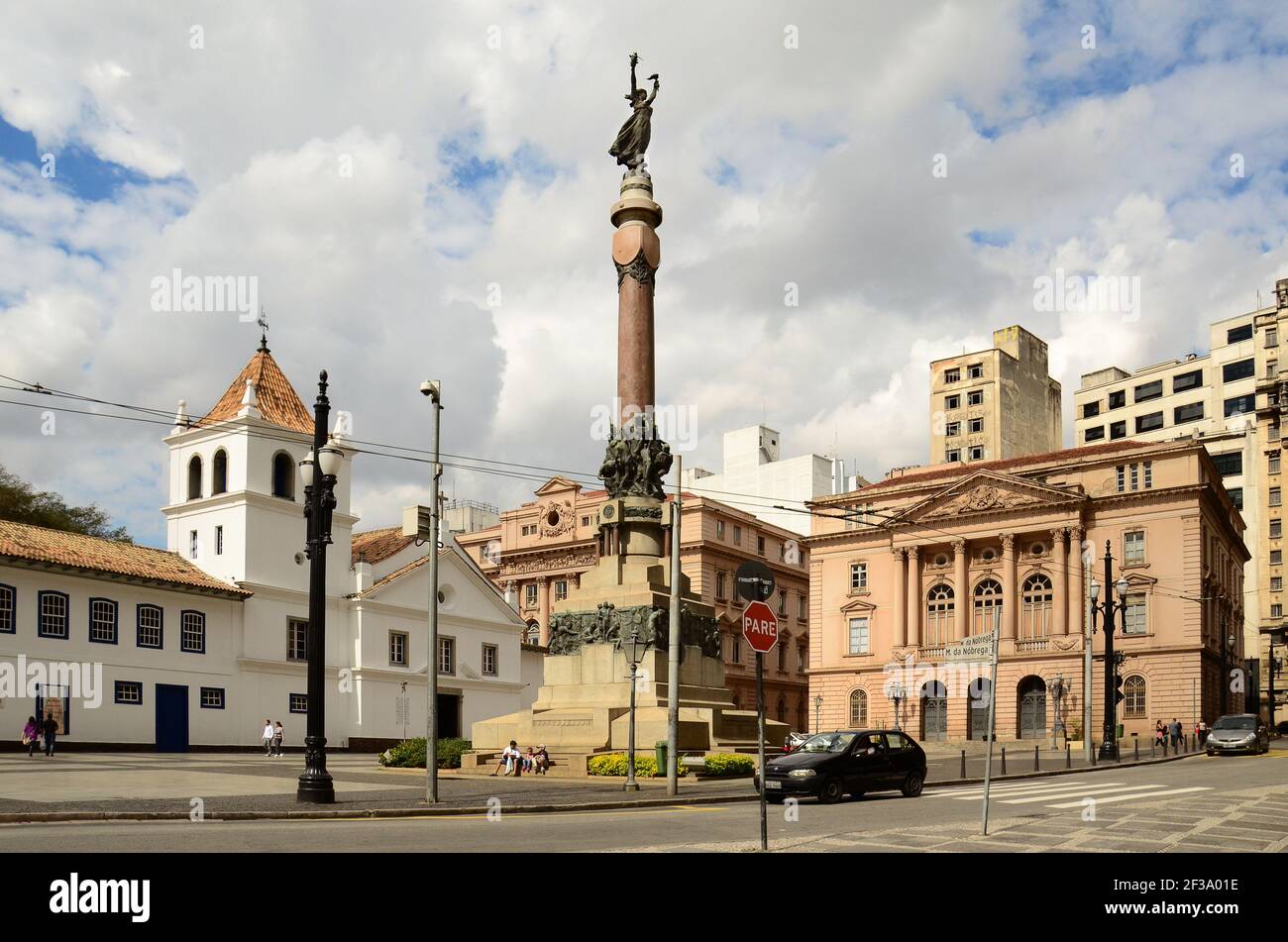Piazza Manuel da Nobrega nel centro storico di Sao Paulo con il patio do Colegio e altri edifici storici Foto Stock