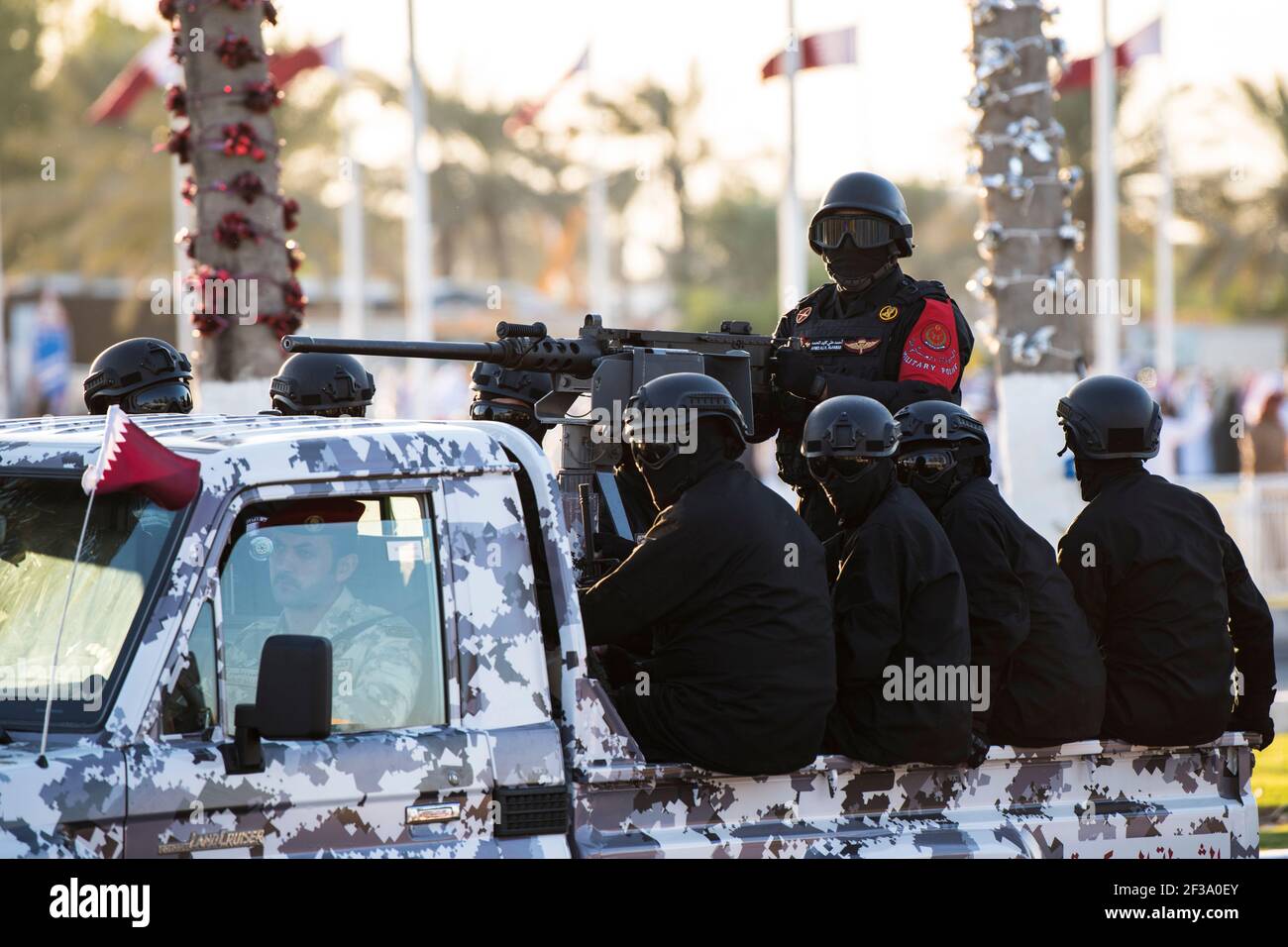 Doha, Qatar - 18 dicembre 2017: Esecuzione di militari in occasione della sfilata del giorno nazionale sulla Corniche. Foto Stock