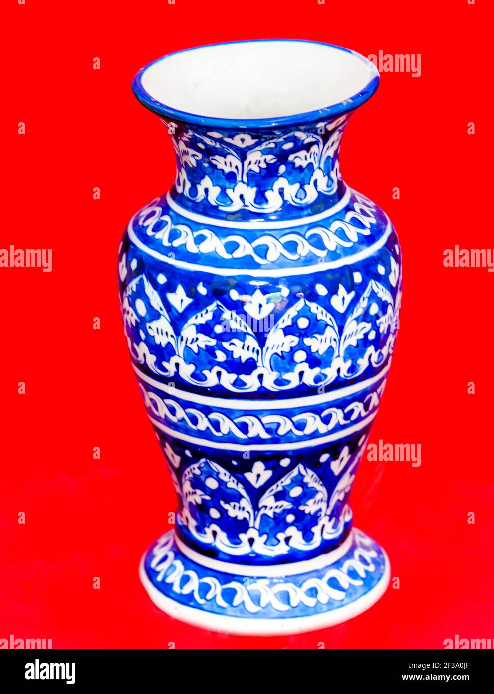 La ceramica blu è ampiamente riconosciuta come un mestiere tradizionale di Jaipur di origine dell'Asia centrale. Il nome 'ceramica blu' deriva dal cobalto accattivante Foto Stock