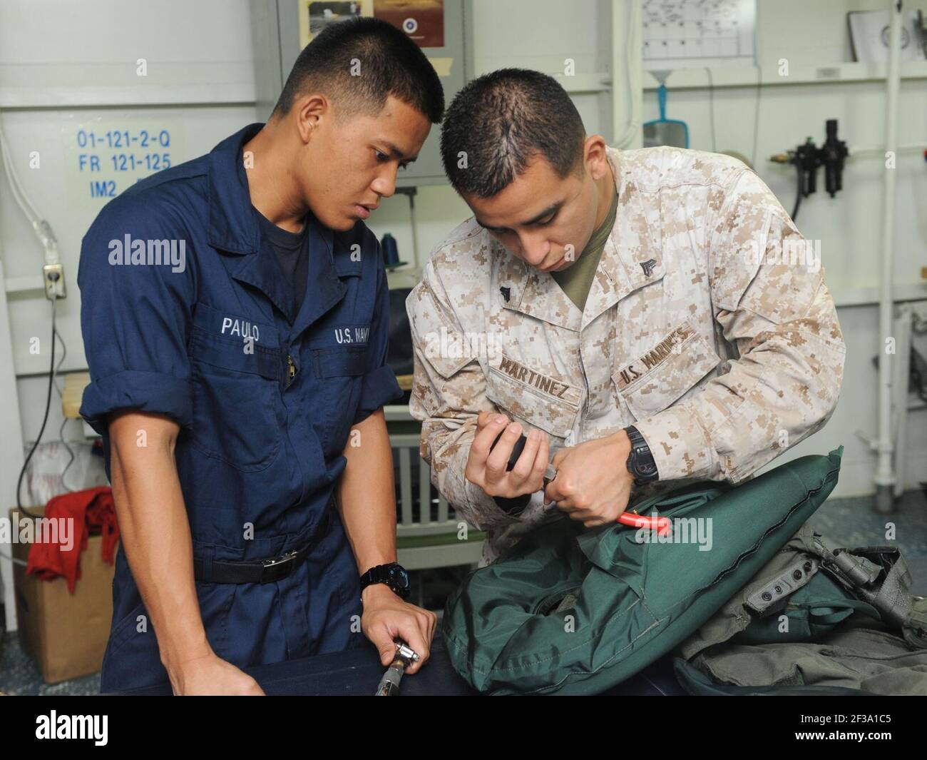 CPL (Flight Equipment Technician). Michael Martinez e Aircrew Survival Equipmentman Airmen Nilo Paulo testare il PSI dei conservatori di vita a bordo della nave d'assalto anfibia USS Makin Island (LHD 8). L'isola di Makin e i Marines imbarcati assegnati all'XI unità di spedizione marina vengono dispiegati nell'area operativa della settima flotta degli Stati Uniti. (STATI UNITI Navy Photo by Mass Communication Specialist Seaman apprendista Daniel J. Walls/released) Foto Stock