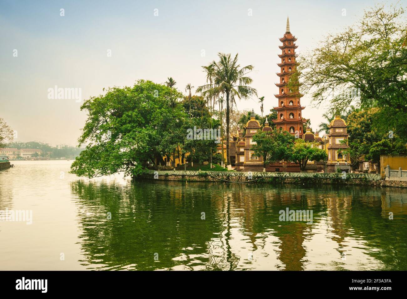 Tran Quoc Pagoda, aka Khai Quoc , Fondazione Nazionale, ad Hanoi, Vietnam Foto Stock
