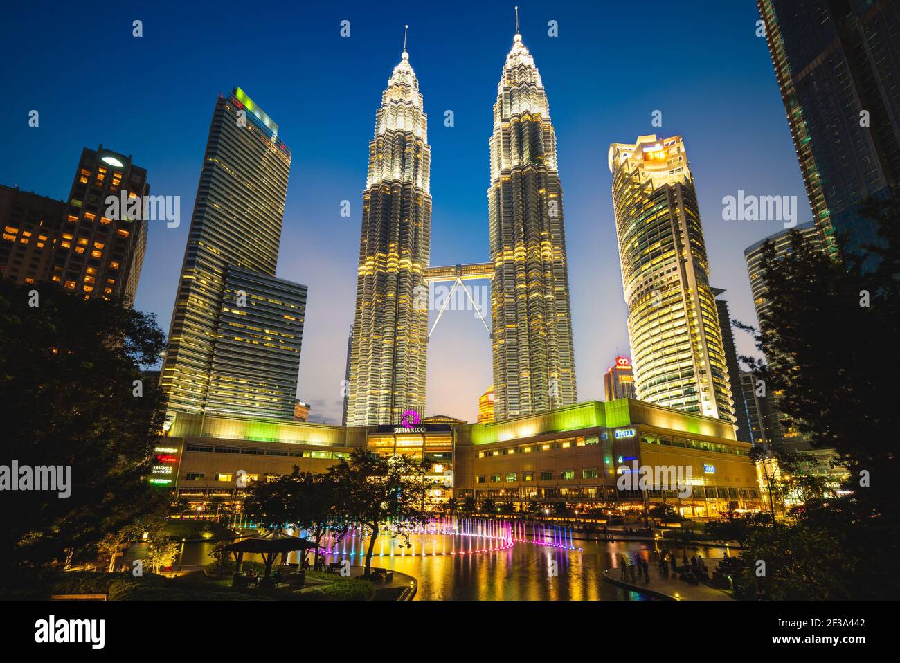 14 giugno 2017: torri gemelle petronas, gli edifici più alti di Kuala Lumpur, malesia e le torri gemelle più alte del mondo Foto Stock