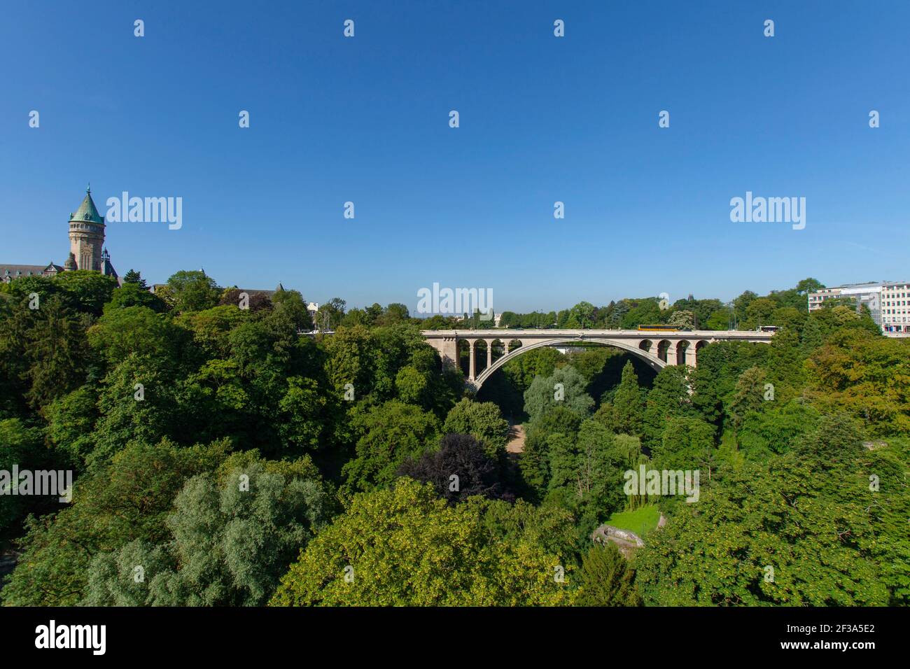 Lussemburgo: Il Ponte Adolphe attraverso il parco di Petrusse piena di alberi e la città alta, Lussemburgo Città. Foto Stock