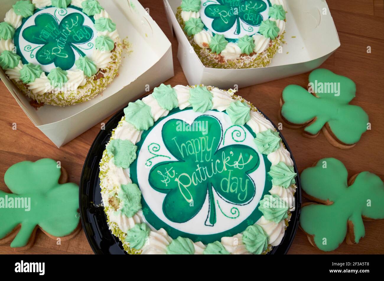 biscotti e torte prodotti per celebrare il giorno dei st patricks irlanda Foto Stock
