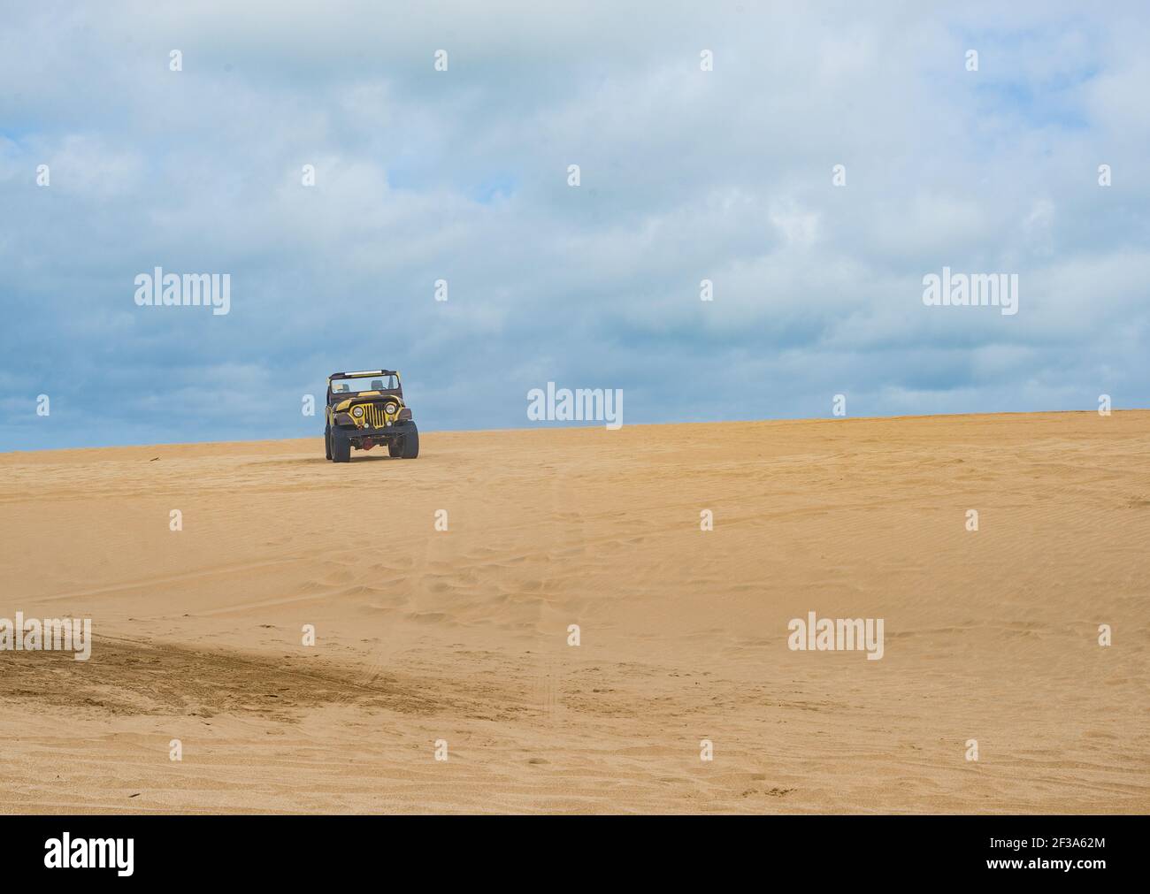 BUENOS AIRES, ARGENTINA - 12 febbraio 2021: Una jeep solitaria in cima a una duna, vicino al Querandie LighthouseMar Azul, costa atlantica Argentina Foto Stock