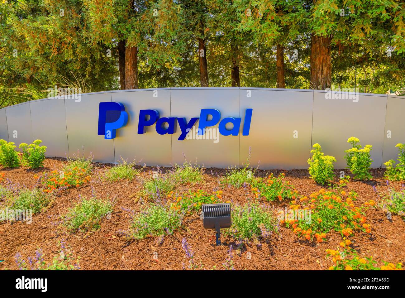 San Jose, California, Stati Uniti - 12 agosto 2018: Logo della sede centrale di PayPal, una multinazionale che fornisce un servizio bancario virtuale e. Foto Stock
