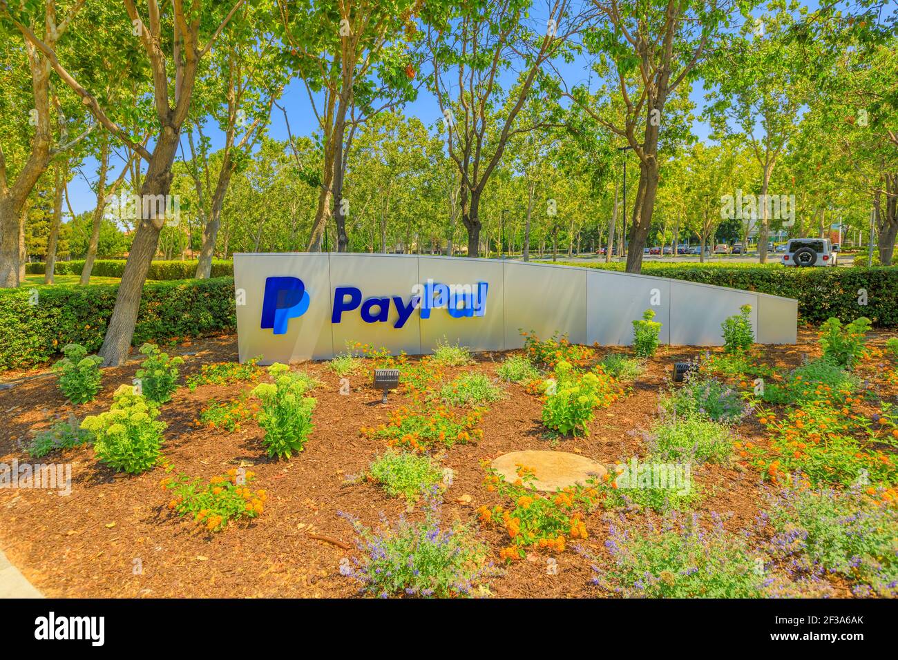 San Jose, California, Stati Uniti - 12 agosto 2018: Segno PayPal alla sede centrale di Paypal. PayPal è una multinazionale che fornisce una banca virtuale Foto Stock
