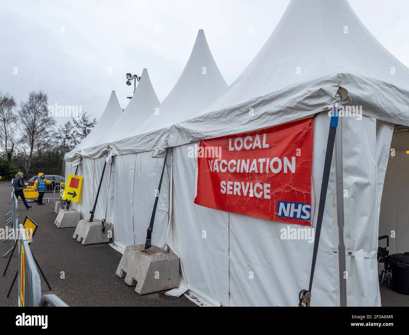 Esterno della massa temporanea Covid-19 Vaccination Center, UK. Foto Stock
