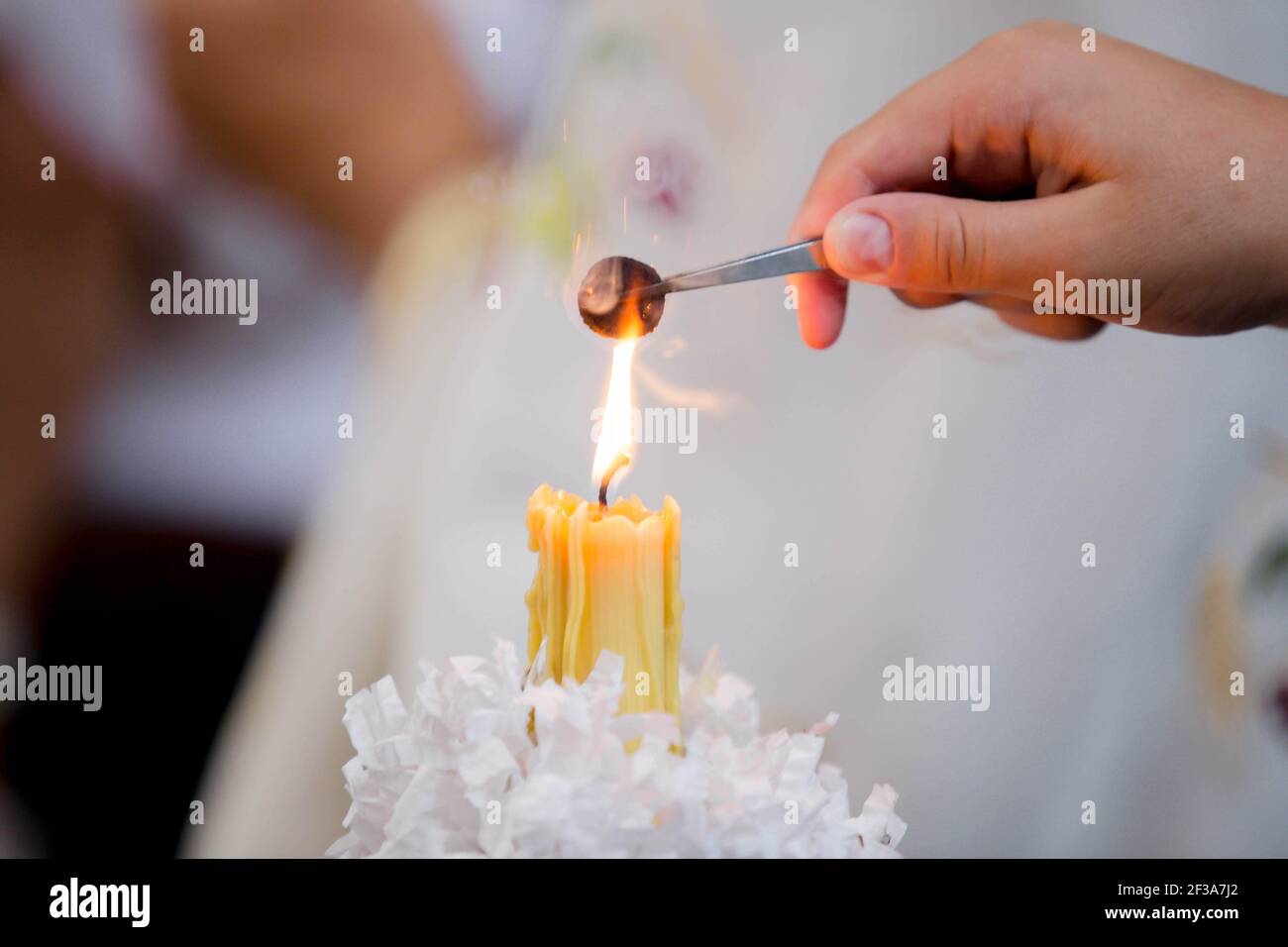 Un colpo closeup di incenso che brucia sulla candela dentro una chiesa ortodossa Foto Stock