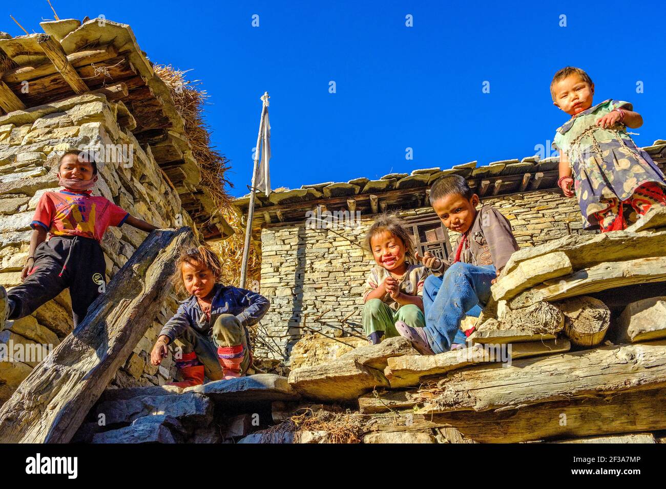 Bambini etnicamente tibetani nella regione del Nepal di Dolpo Foto Stock