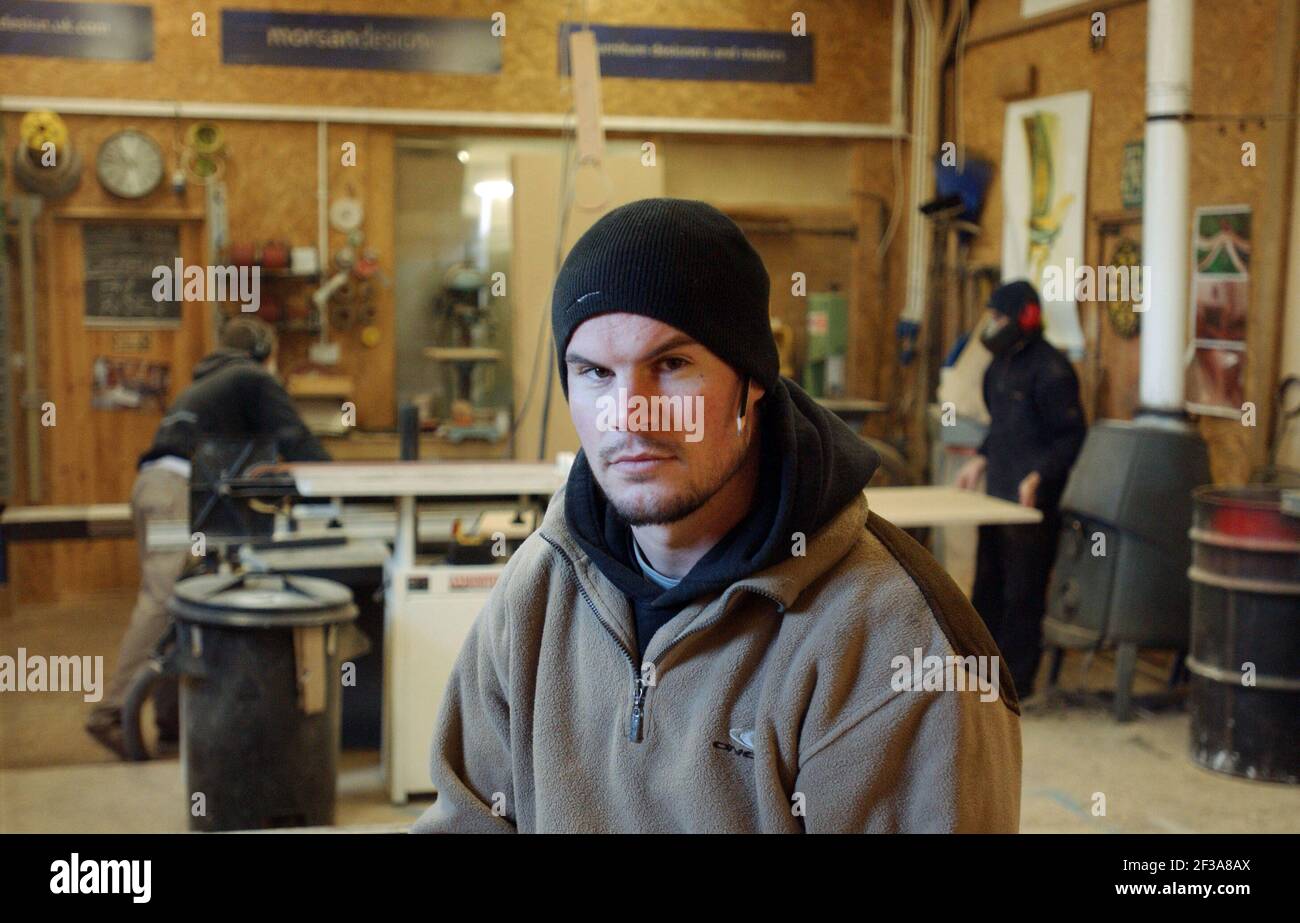 GEORGE MORGAN, CHE PROGETTA IN LEGNO, AL SUO LABORATORIO IN WILTSHIRE.7/12/05 TOM PILSTON Foto Stock