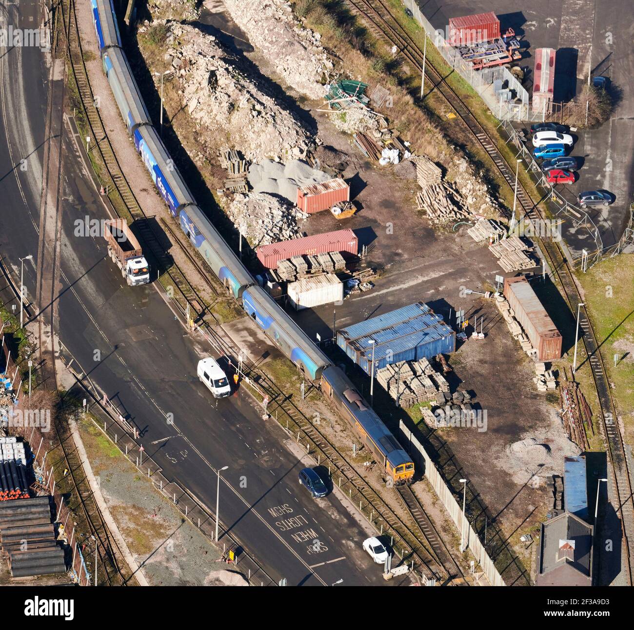 Carico di treni con carburante biologico presso Seaforth Docks destinati alla centrale elettrica di Drax, Liverpool, Inghilterra nord-occidentale, Mersey Side, Regno Unito, dall'aria Foto Stock