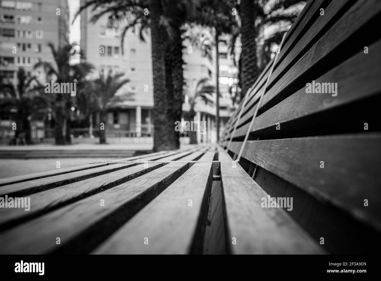 Persona seduta su una panchina Foto Stock