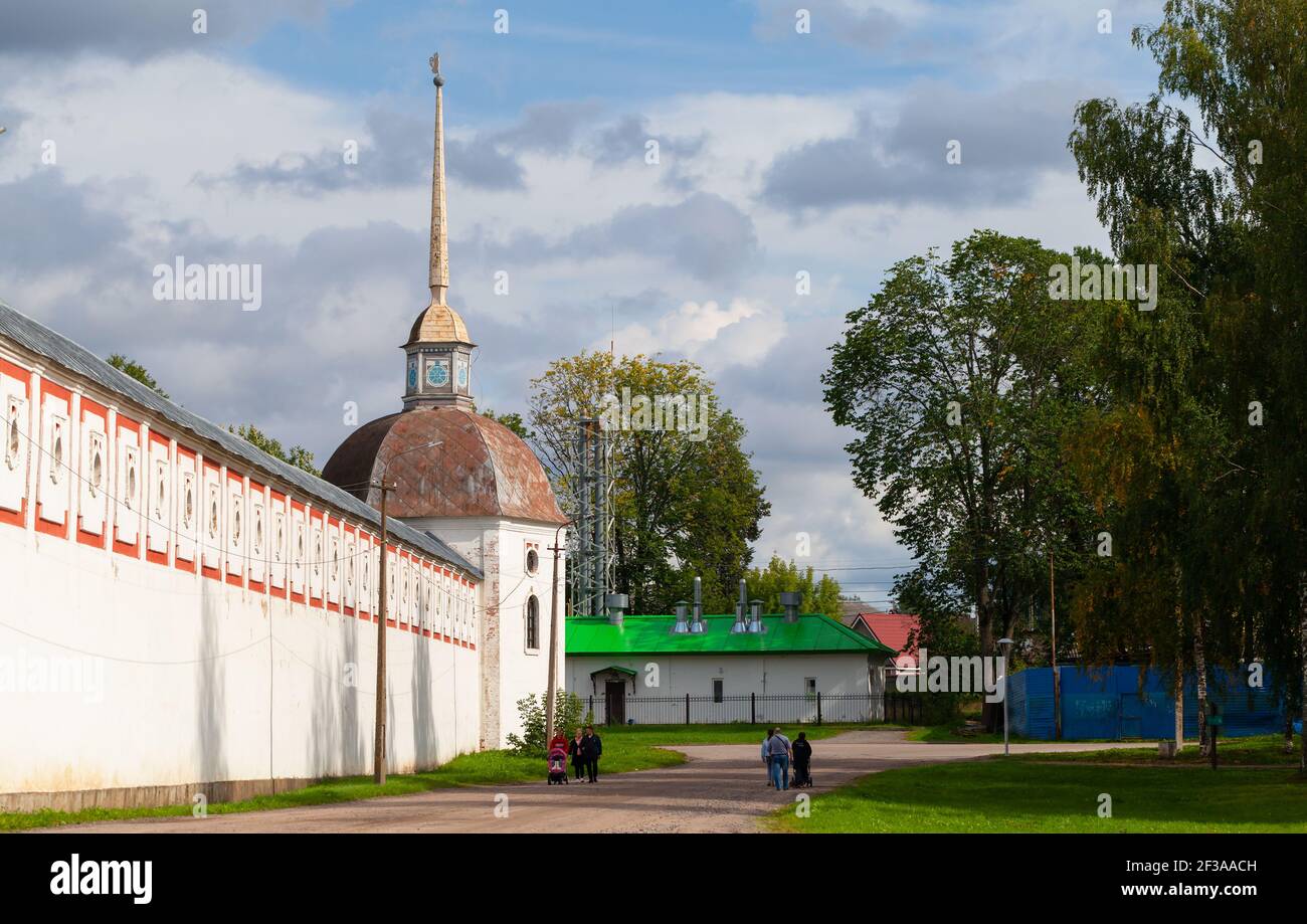 Tikhvin, Russia - 5 settembre 2020: Monastero di Tikhvin della Dormizione della Madre di Dio di giorno. La gente comune cammina sulla strada nelle vicinanze Foto Stock